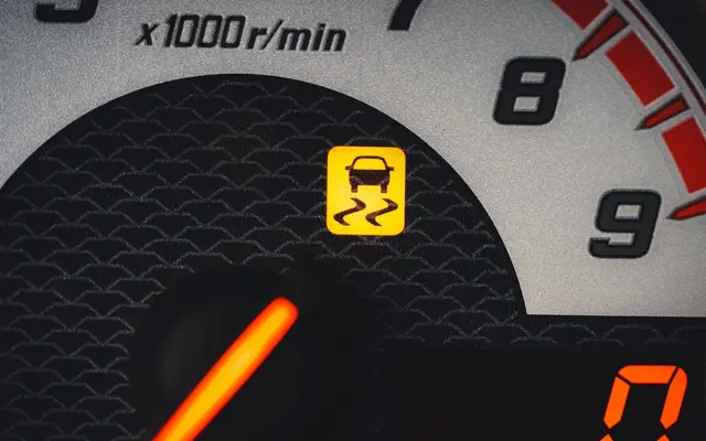 Voyant orange voiture : les cas fréquents et quoi faire